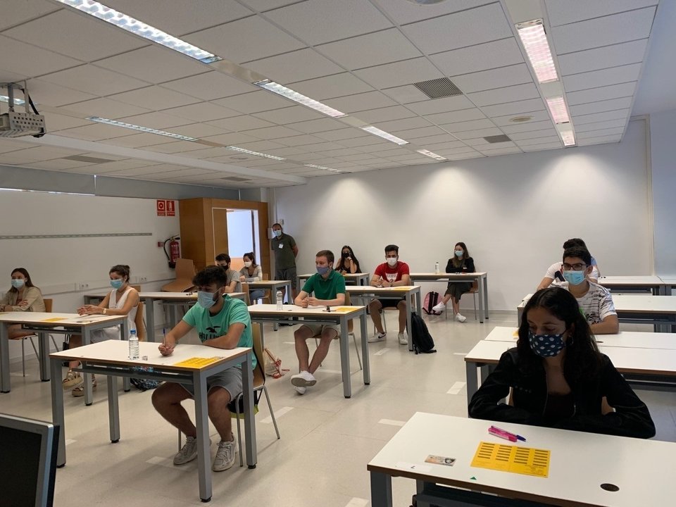 Los alumnos esperan antes de la primera prueba en un aula del barrio de Cappont en Lleida.