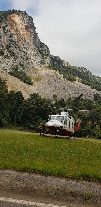 Helicóptero Gobierno Cantabria en un rescate en la vía ferrata de La Hermida