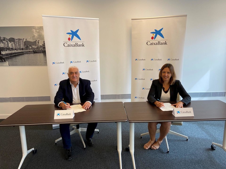 Firma acuerdo Federación Cántabnra de Bolos y Caixabank