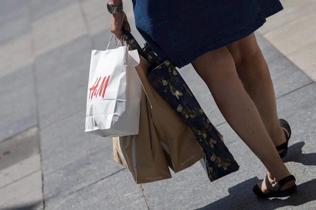 Una mujer pasea cargada con varias bolsas, durante el segundo d&iacute;a de rebajas, en Madrid (Espa&ntilde;a), a 26 de junio de 2020
