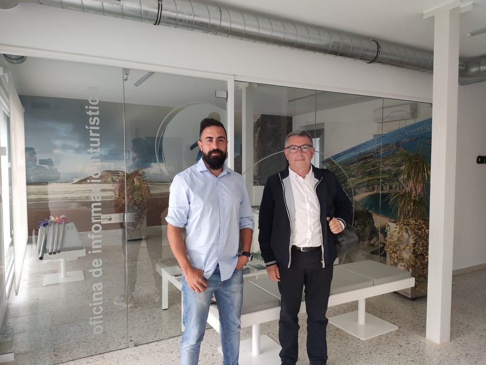 Nacho Hernando y Enrique Gordaliza en la oficina de turismo