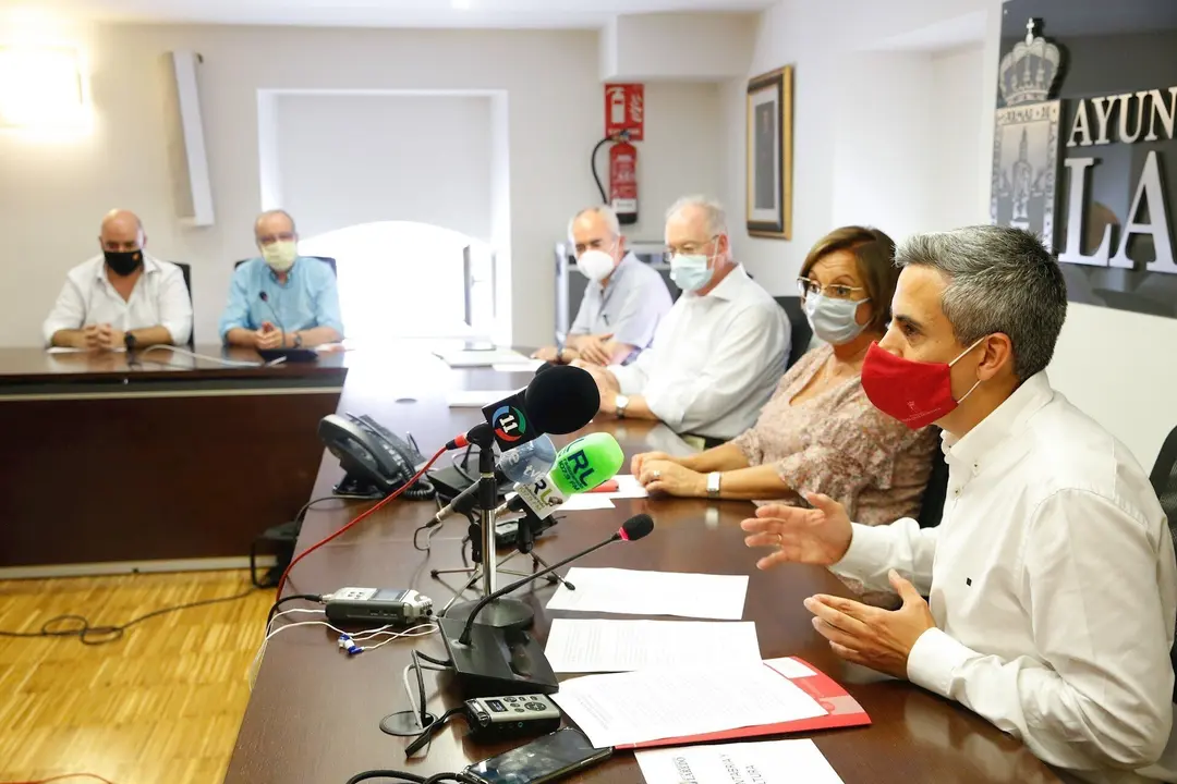 Reuni&oacute;n sobre cubierta iglesia Santa Mar&iacute;a Asunci&oacute;n de Laredo