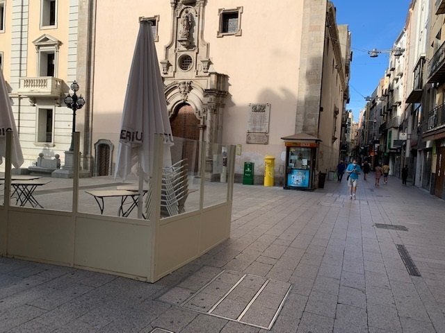 Terraza de un bar cerrado en la Plaça de Sant Francesc de Lleida tras los rebrotes