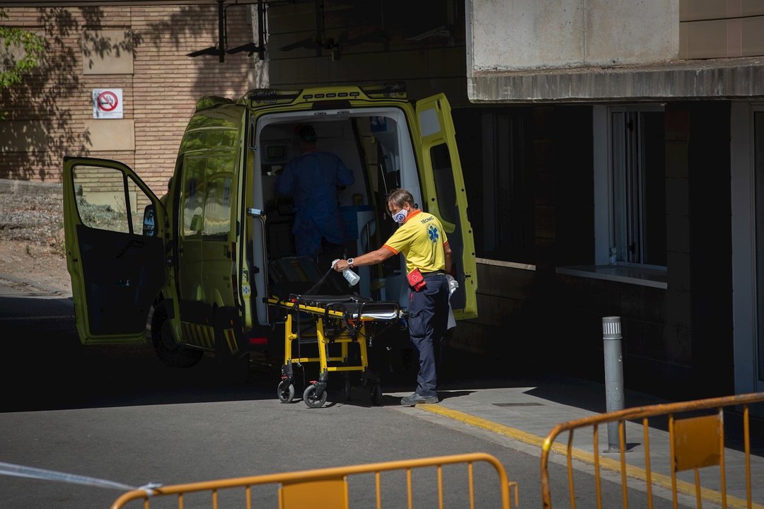 Un sanitario desinfecta una camilla de una ambulancia en el Hospital Universitario Arnau de Vilanova de Lleida.