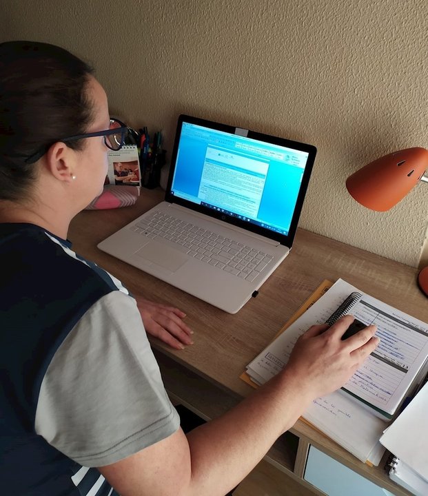 Una profesora de Primaria en Córdoba teletrabaja en su domicilio con su portátil.
