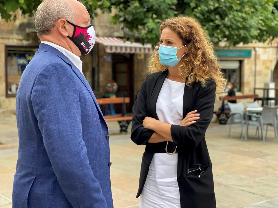 La delegada Aiona Qui&ntilde;ones y el alcalde de Reinosa Jos&eacute; Miguel Barrio