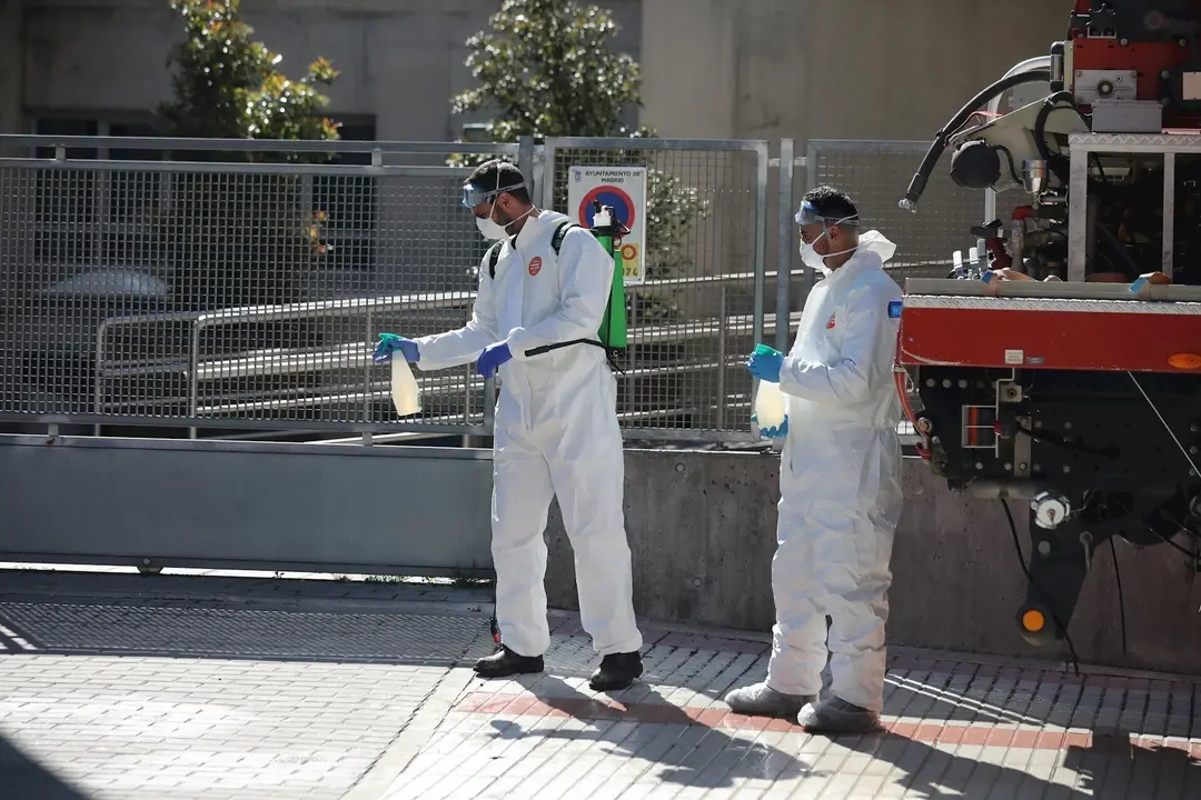 Varios militares de la UME preparan material desinfectante