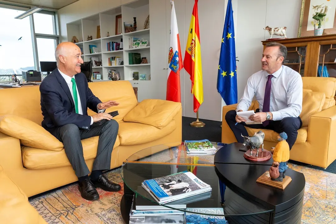 El consejero de Desarrollo Rural, Guillermo Blanco, se re&uacute;ne con el alcalde de la Hermandad de Campoo de Suso, Pedro Luis Guti&eacute;rrez