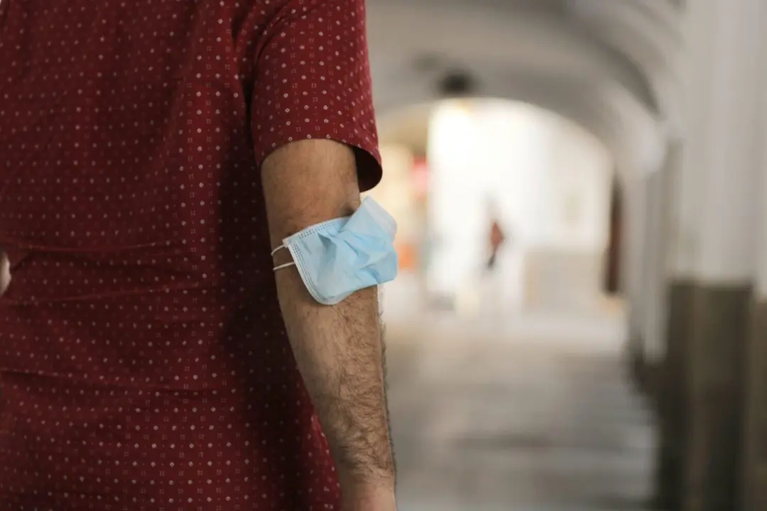 Un hombre lleva la mascarilla en el brazo en M&eacute;rida