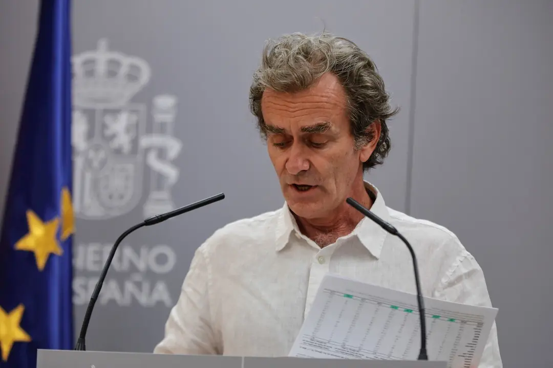 El director del Centro de Coordinaci&oacute;n de Alertas y Emergencias Sanitarias (CCAES), Fernando Sim&oacute;n, muestra unos gr&aacute;ficos durante una rueda de prensa para informar de la evoluci&oacute;n de la COVID-19, en Madrid (Espa&ntilde;a), a 16 de julio de 2020.