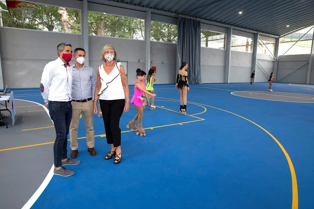 Pablo Zuloaga y Marina Lomb&oacute; inauguran el pabell&oacute;n polideportivo de Villasevil