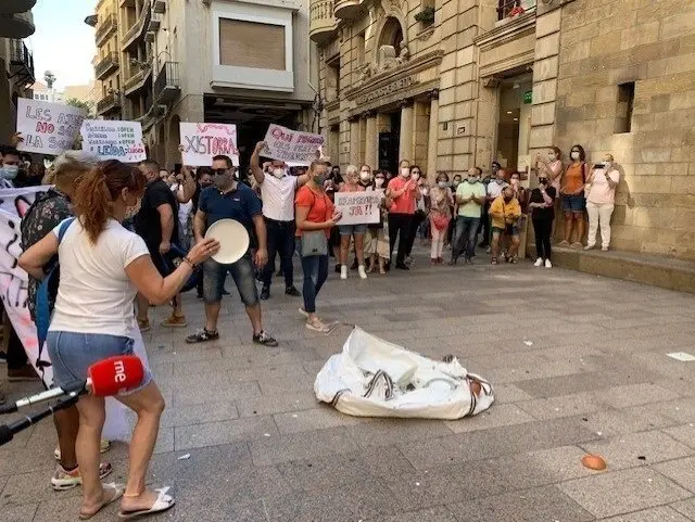 Protesta de hosteleros de Lleida delante del Ayuntamiento