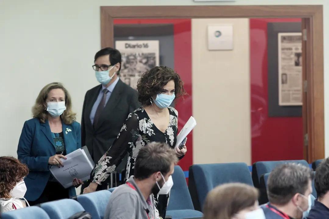 La ministra portavoz y de Hacienda, Mar&iacute;a Jes&uacute;s Montero, seguida de la vicepresidenta de Asuntos Econ&oacute;micos y Transformaci&oacute;n Digital, Nadia Calvi&ntilde;o; y del ministro de Sanidad, Salvador Illa; llegan a Moncloa para comparecer en rueda de prensa