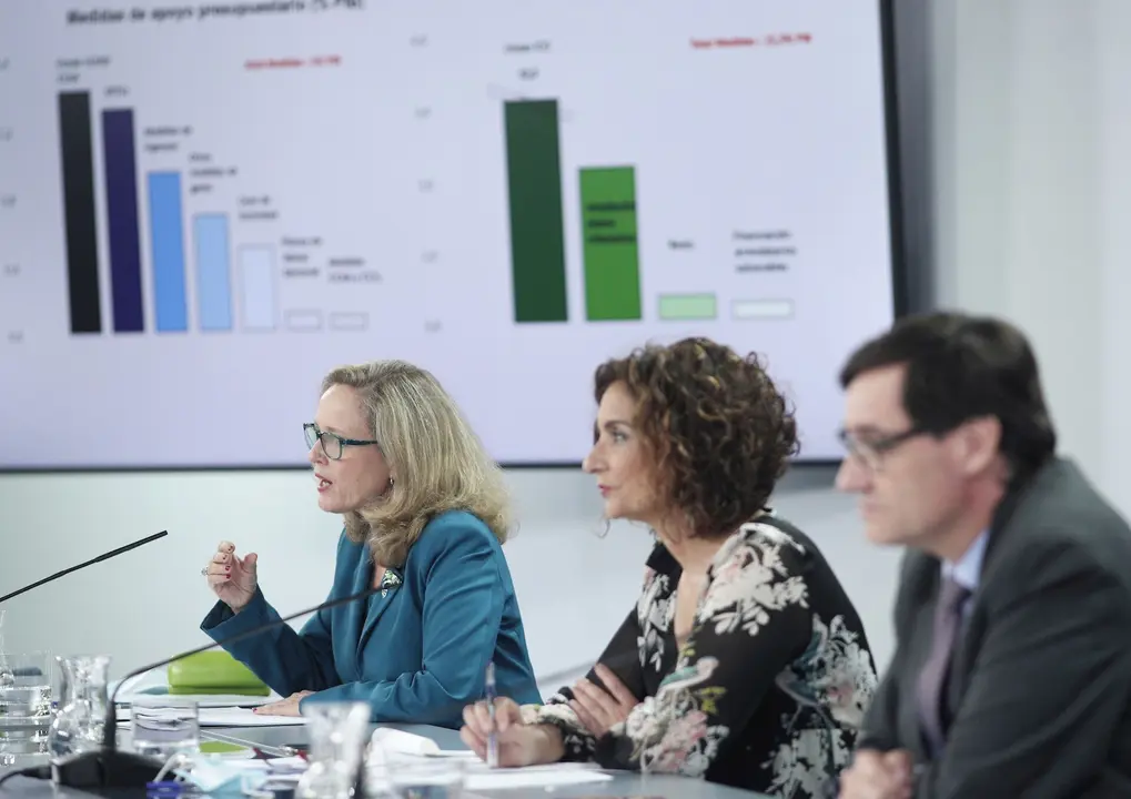 La vicepresidenta de Asuntos Econ&oacute;micos, Nadia Calvi&ntilde;o, la ministra portavoz y de Hacienda, Mar&iacute;a Jes&uacute;s Montero; y el ministro de Sanidad, Salvador Illa, comparecen en rueda de prensa posterior al Consejo de Ministros. En Madrid, a 28 de julio de 2020.