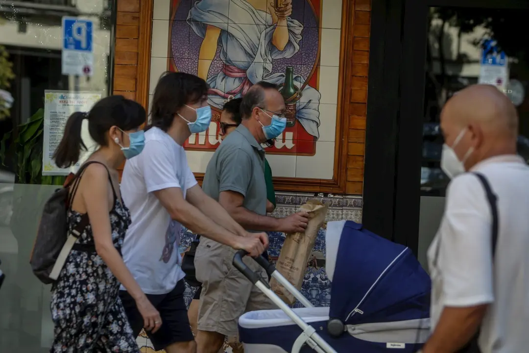 Transe&uacute;ntes pasean por las calles de la capital, que junto a Canarias, es la &uacute;nica comunidad aut&oacute;noma de Espa&ntilde;a donde sigue sin ser obligatorio usar la mascarilla a&uacute;n sin distancia interpersonal. En Madrid, (Espa&ntilde;a), a 19 de julio de 2020.