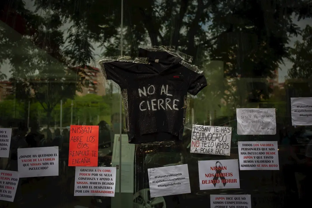 Trabajadores de Nissan cuelgan carteles como signo de protesta en el corte que han realizado en la Gran V&iacute;a de L&rsquo;Hospital (Barcelona) ), a 29 de mayo de 2020.