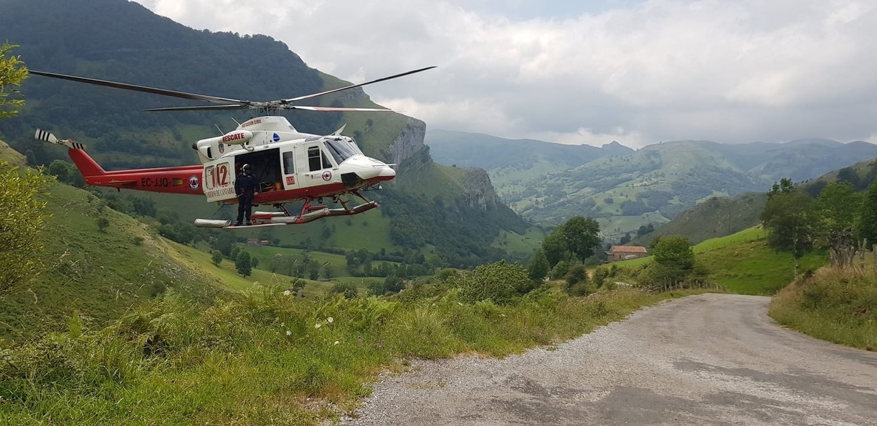 Helicóptero del Gobierno de Cantabria en un rescate en San Roque de Riomiera