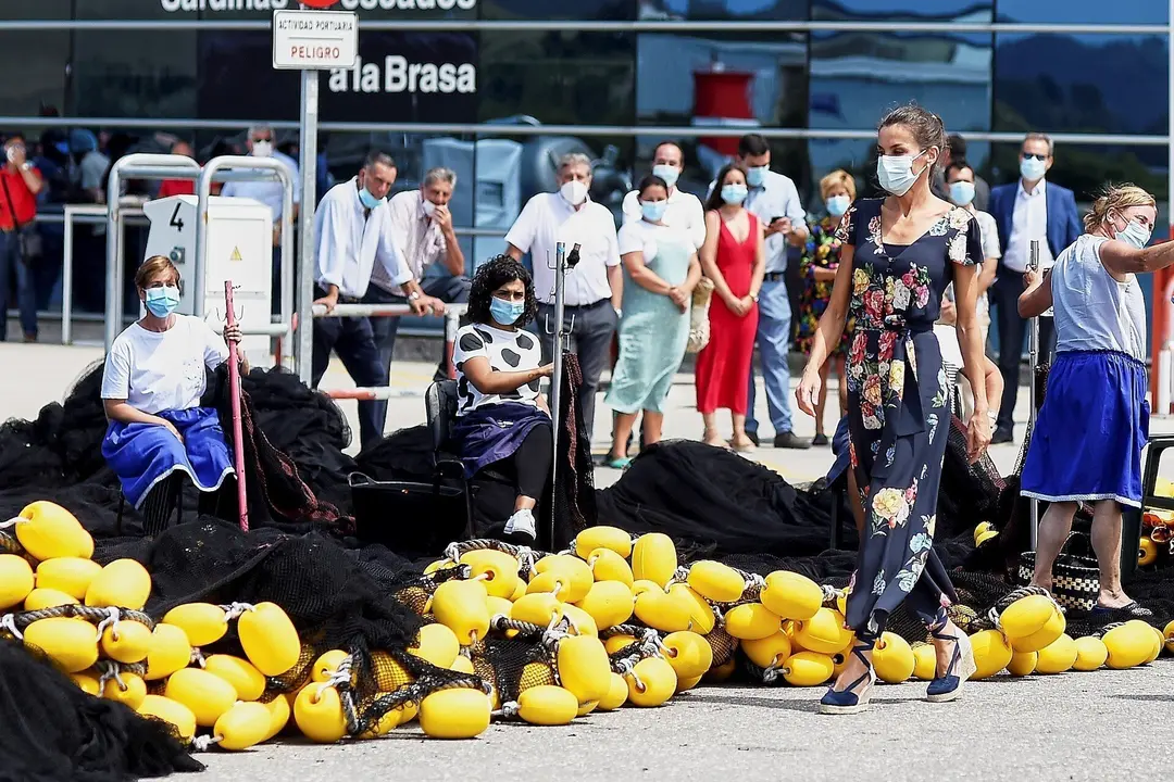 La Reina Do&ntilde;a Letizia durante su visita al Puerto de Santo&ntilde;a, Cantabria.