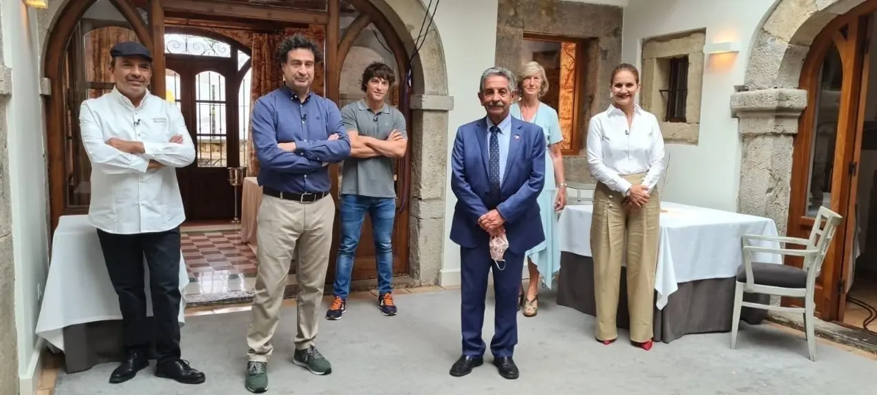 Jurado de 'Masterchef' junto al presidente de Cantabria y al chef Jes&uacute;s S&aacute;nchez, en su restaurante El Cenador de Am&oacute;s