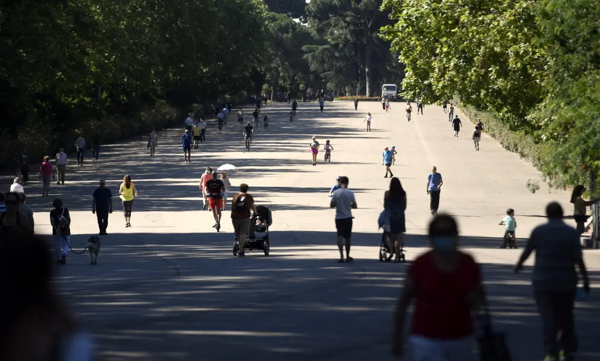 Varias personas caminan por el Parque del Retiro en Madrid (Espa&ntilde;a), a 29 de junio de 2020.