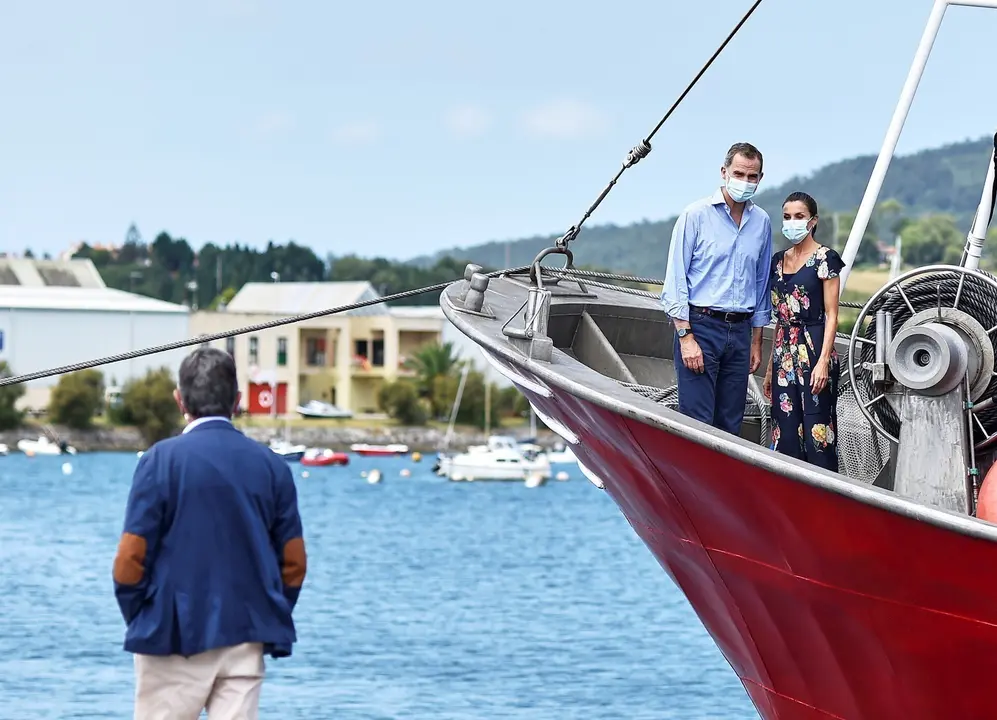 Los Reyes de Espa&ntilde;a Don Felipe y Do&ntilde;a Letizia, junto con el presidente de Cantabria, Miguel &Aacute;ngel Revilla, en el puerto de Santo&ntilde;a
