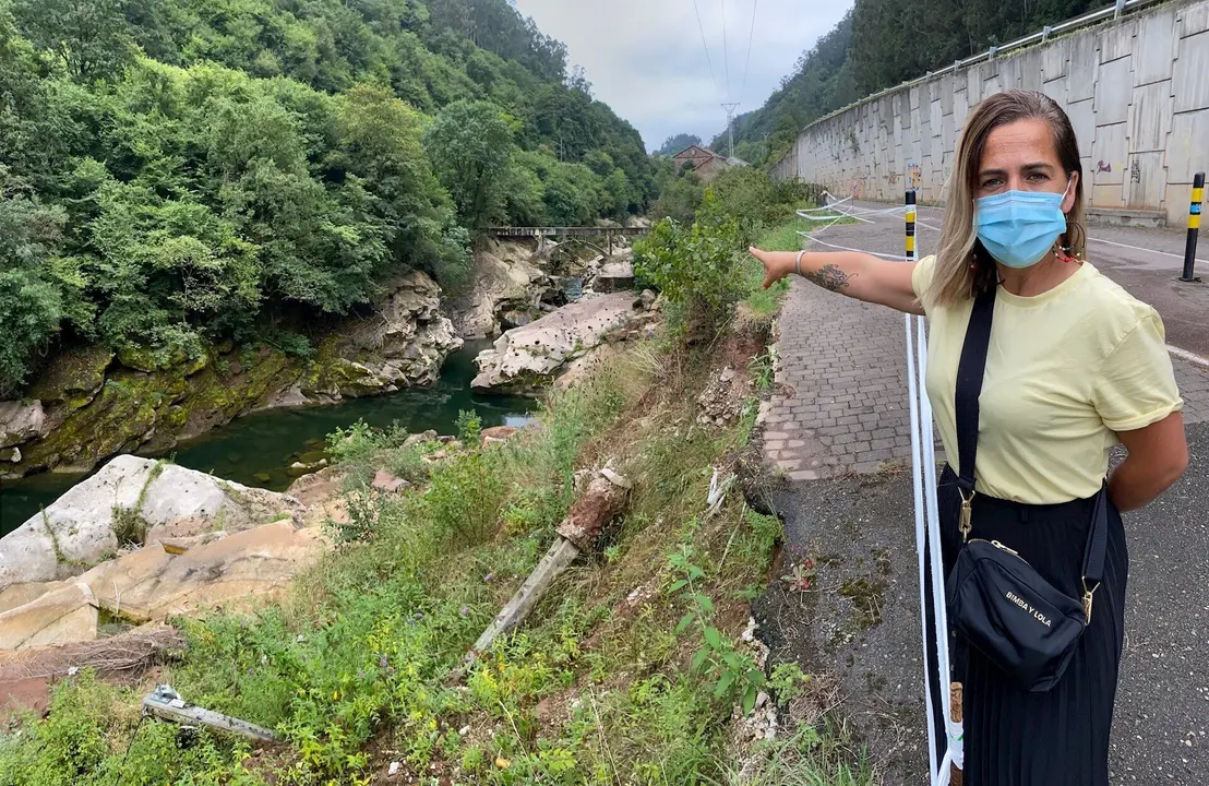 Sandra Mart&iacute;nez se&ntilde;ala el acueducto que genera problemas de seguridad en el r&iacute;o Besaya