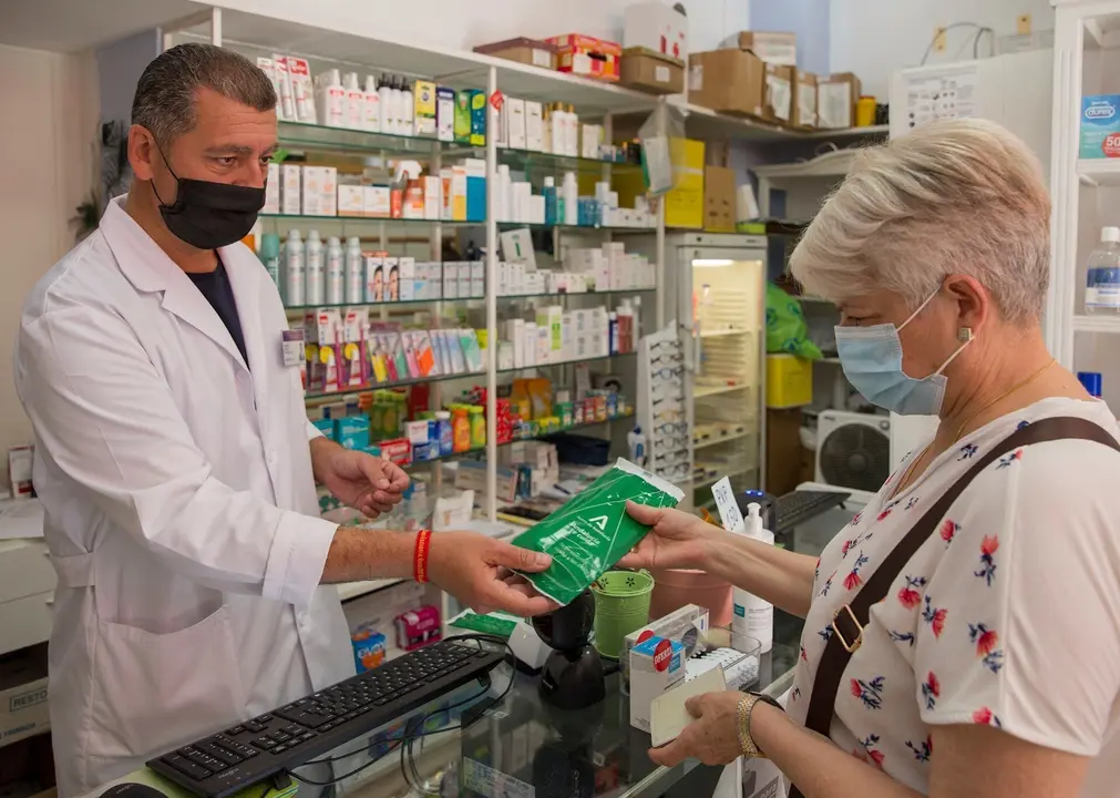 Una mujer adquiere las mascarillas gratuitas que la Junta de Andaluc&iacute;a en una imagen de archivo.