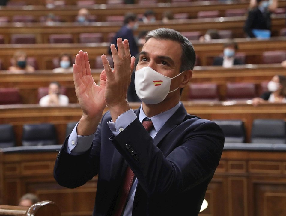 El presidente del Gobierno, Pedro Sánchez, aplaude tras su intervención en una sesión plenaria en el Congreso,