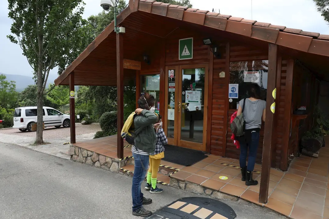 Clientes para entrar en un camping. Archivo