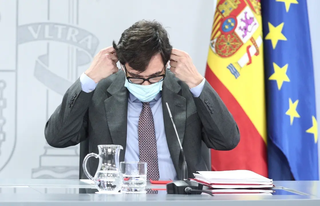 El ministro de Sanidad, Salvador Illa, se quita la mascarilla momentos antes de comparecer en rueda de prensa posterior al Consejo de Ministros celebrado en Moncloa, Madrid (Espa&ntilde;a), a 14 de julio de 2020.