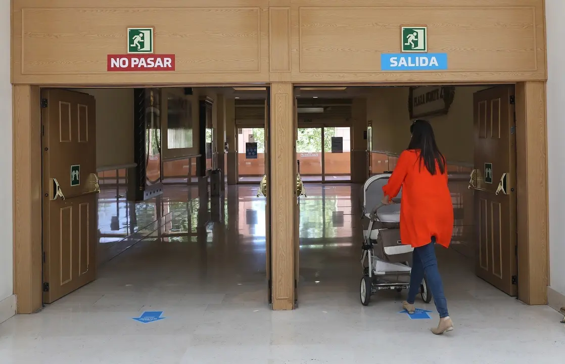 Una mujer sale con un carrito de beb&eacute;. Archivo