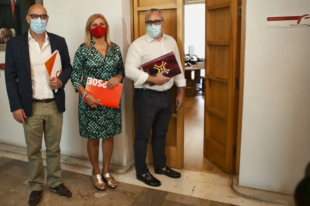 Los portavoces parlamentarios del PRC, Pedro Hernando; PSOE, Noelia Cobo; y Cs, F&eacute;lix &Aacute;lvarez, en el registro de enmiendas a la ley LGTBI