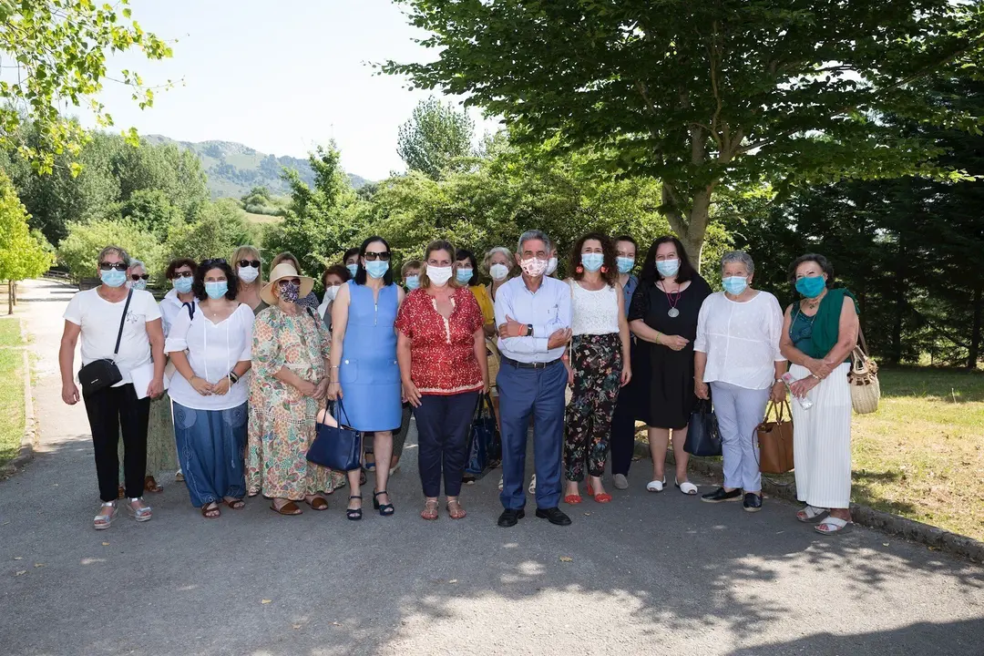 El presidente MIguel &Aacute;ngel Revilla con Consejo de la Mujer en Cab&aacute;rceno