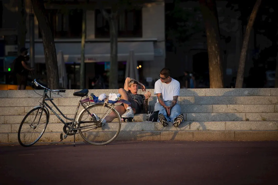 Dos j&oacute;venes junto a una bicicleta en Barcelona, Catalunya (Espa&ntilde;a), a 28 de julio de 2020.