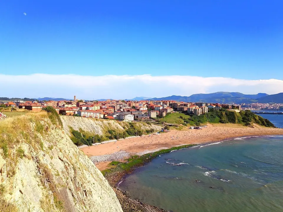 Jornada soleada en la playa de Arrigunaga (Getxo)