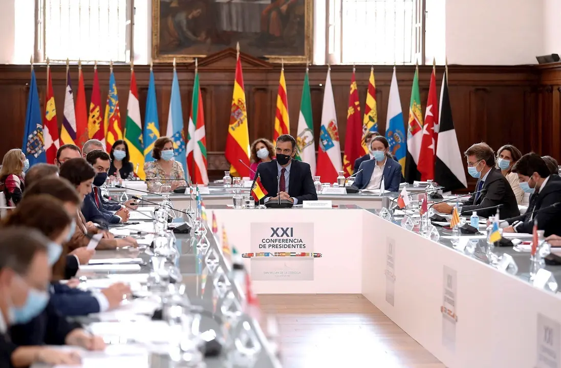 El presidente del Gobierno, Pedro S&aacute;nchez, preside la XXI Conferencia de Presidentes, en San Mill&aacute;n de la Cogolla, La Rioja (Espa&ntilde;a), a 31 de julio de 2020. La conferencia busca el consenso para el reparto de los fondos de recuperaci&oacute;n europeos por la cri
