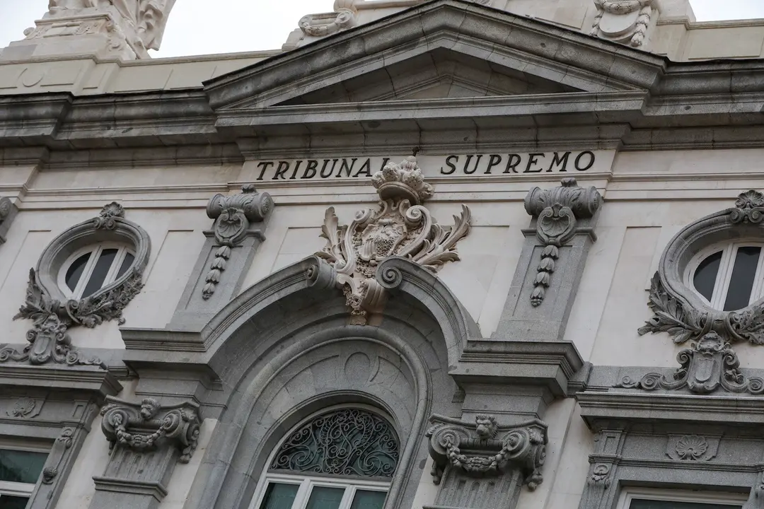 Escudo de Espa&ntilde;a en la fachada del edificio del Tribunal Supremo, en Madrid a 29 de noviembre de 2019.