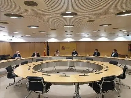 La ministra de Industria, Comercio y Turismo, Reyes Maroto, y el ministro de Agricultura, Pesca y Alimentaci&oacute;n, Luis Planas, se han reunido con representantes de la cadena agroalimentaria para informar sobre las negociaciones con EEUU por los aanceles