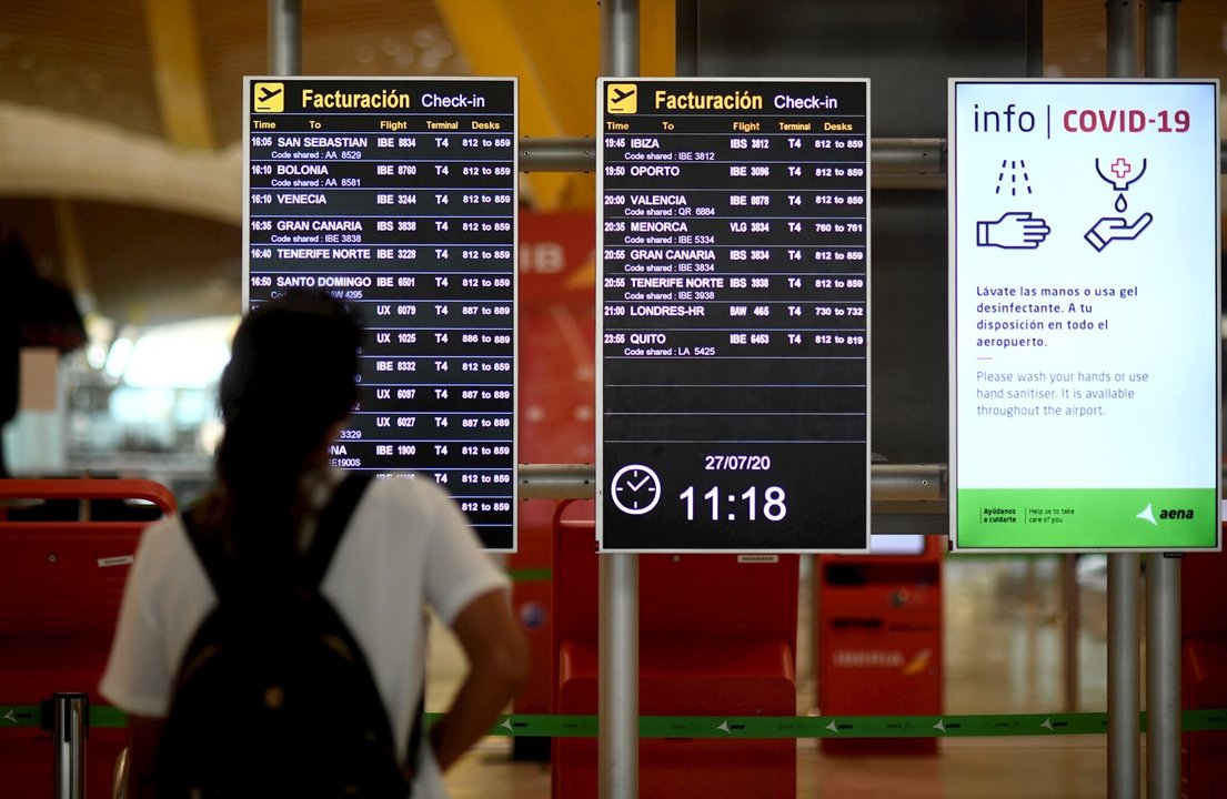 Un pasajero observa un panel de facturación en la terminal T1 del Aeropuerto de Madrid-Barajas Adolfo Suárez, en Madrid (España).