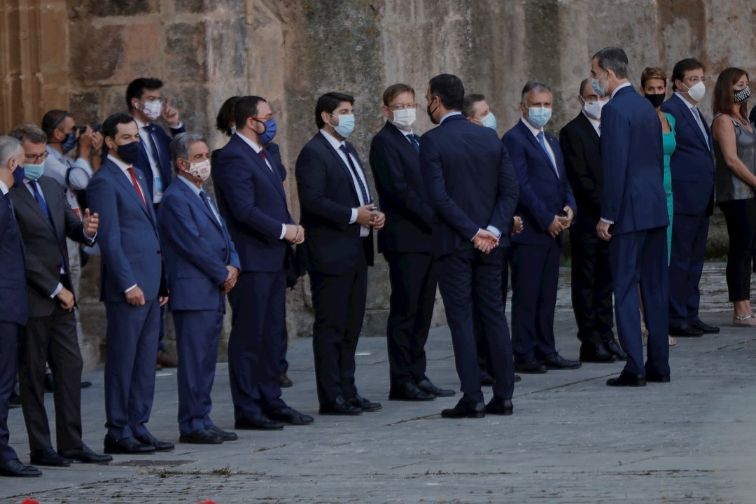 El presidente del Gobierno, Pedro Sánchez, y el Rey Felipe VI, saludan a los presidentes de las Comunidades Autónomas y las Ciudades autónomas de Ceuta y Melilla