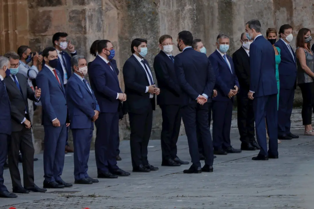 El presidente del Gobierno, Pedro S&aacute;nchez, y el Rey Felipe VI, saludan a los presidentes de las Comunidades Aut&oacute;nomas y las Ciudades aut&oacute;nomas de Ceuta y Melilla