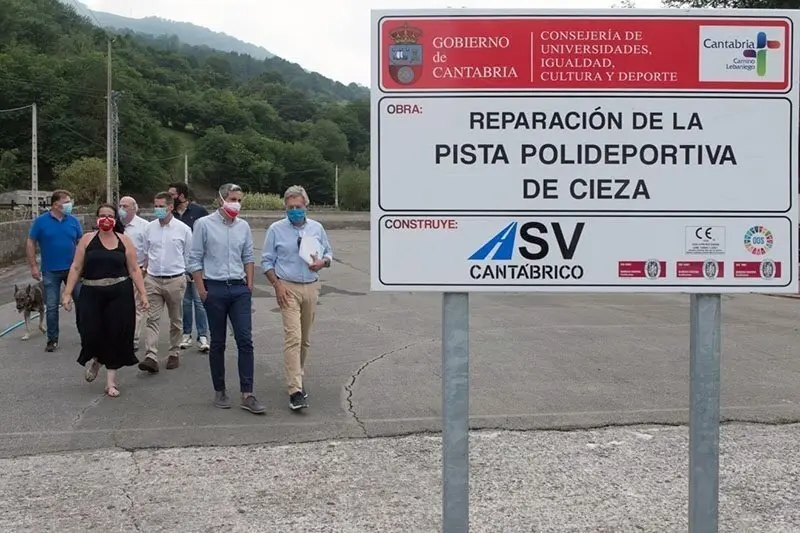 Visita a las obras de mejora de la pista deportiva de Cieza