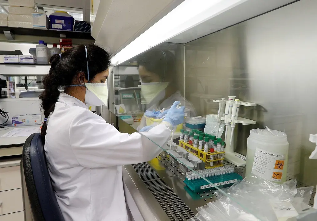 Una joven en el laboratorio.