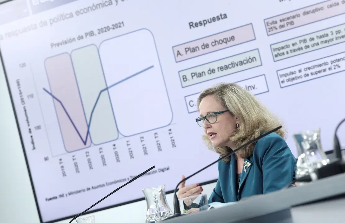 La vicepresidenta de Asuntos Econ&oacute;micos y Transformaci&oacute;n Digital, Nadia Calvi&ntilde;o; se quita la mascarilla antes de comparecer en rueda de prensa posterior al consejo de ministros celebrado en Moncloa, en Madrid (Espa&ntilde;a), a 28 de julio de 2020.