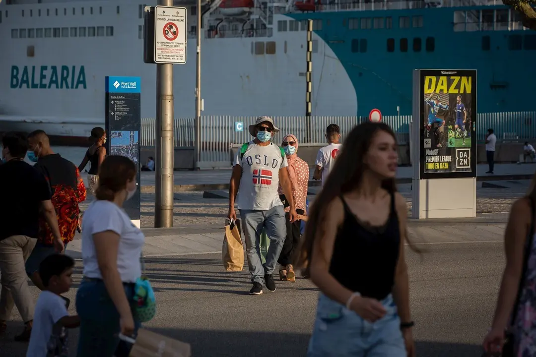 Varias personas caminan por Barcelona, Catalunya (Espa&ntilde;a)