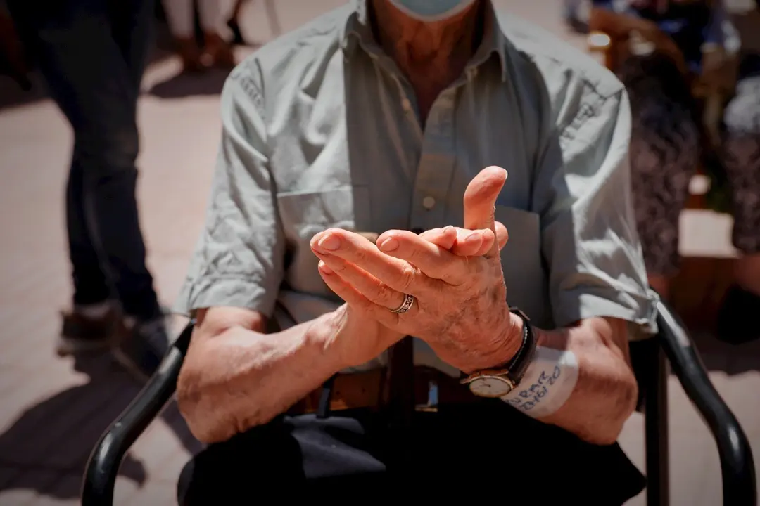 Un residente de la Residencia de Mayores Pablo Neruda de Madrid.