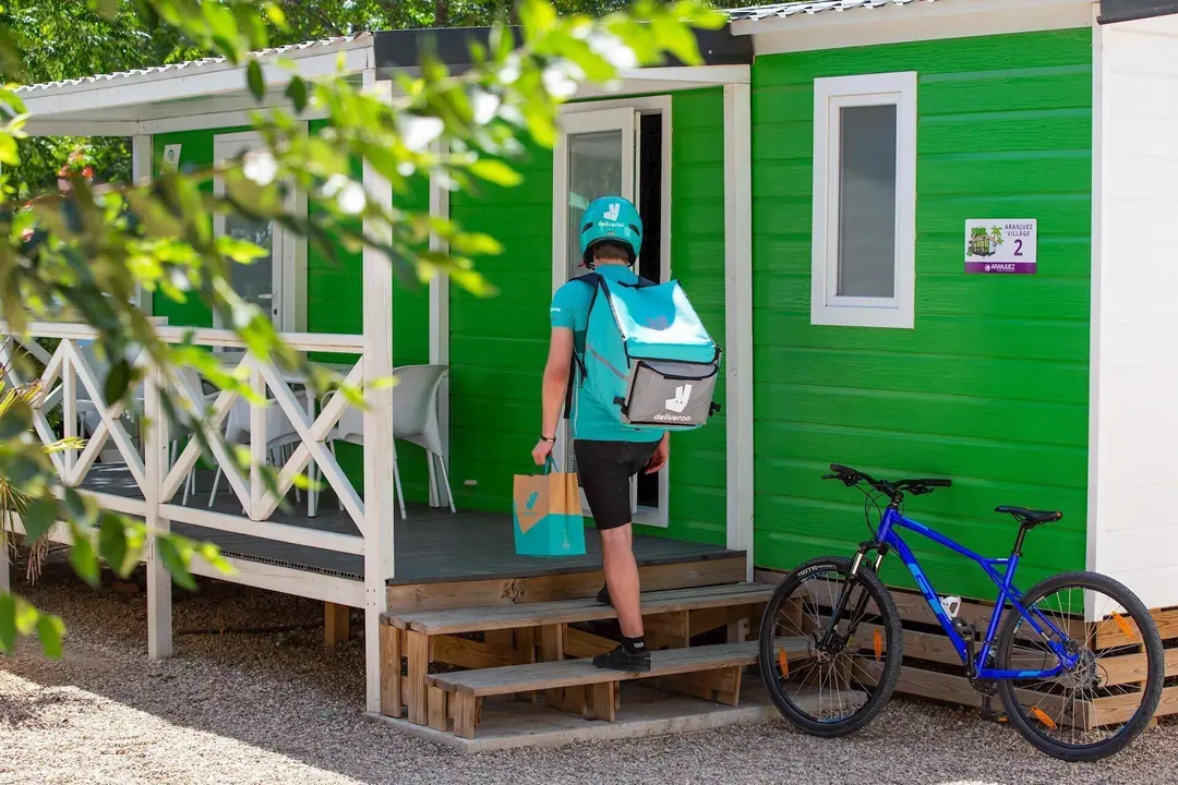 Deliveroo ampl&iacute;a su servicio de entrega a los campings en Espa&ntilde;a