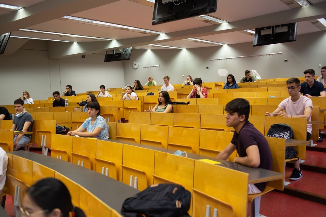 Estudiantes de bachillerato antes de comenzar los exámenes de las Pruebas de Acceso a la Universidad (PAU), en el Campus Ciutadella en Barcelona