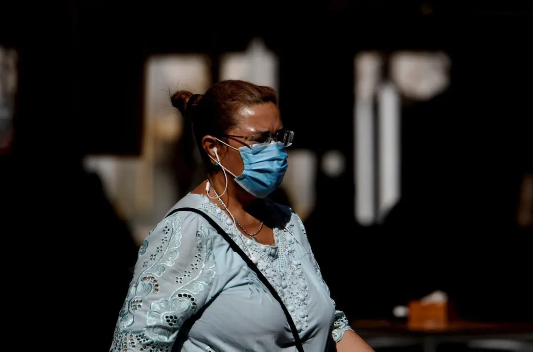 Una mujer camina con mascarilla, en Madrid (Espa&ntilde;a) a 30 de julio de 2020.