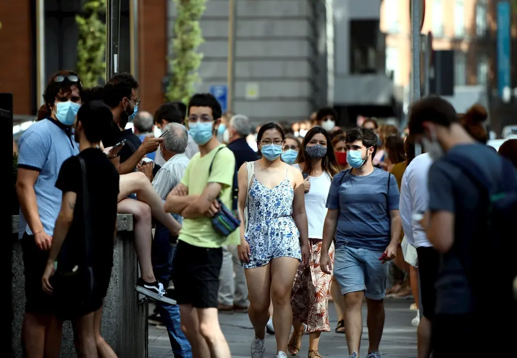 Varias personas caminan con mascarilla por una calle del centro de Madrid, en Madrid (Espa&ntilde;a) a 30 de julio de 2020.
